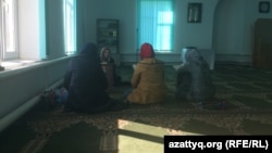 Теолог Айнур Кумарбек беседует с женщинами в мечети села Шубаркудык. Актюбинская область, 14 октября 2017 года.