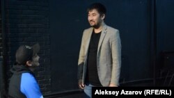 Режиссер из Петропавловска Фархад Молдагали (справа). Алматы, 26 октября 2019 года.