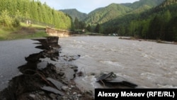 Республика Алтай. Разрушенная паводком дорога за селом Чемал. 