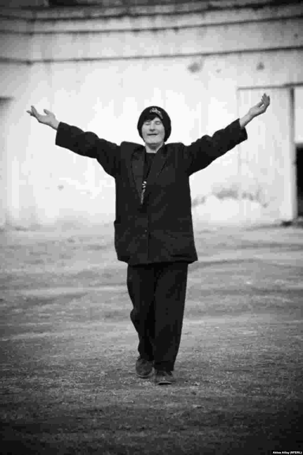 Araşdırmaçı jurnalist Aytən Fərhadova deyir ki, hər il bu İnternat evi üçün büdcədən təqribən bu qədər vəsait ayrılır və təqribən bu qədər də vəsait xərclənir. Aidiyyatı ünvanı üçün vəsaitin xərclənməyən daha böyük hissəsinin başına hansı oyunun gəldiyini müəyyən etmək olmur.