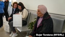 Pritja në Klinikën e Onkologjisë për të marrë shërbime.