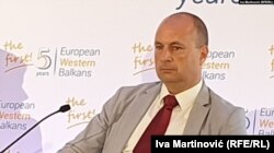 Vladimir Međak: On se boji i jednih i drugih. To i jeste problem. On se boji šta može da mu se desi ako Srbija ispadne iz procesa evropske integracije, a boji se i kakva će biti reakcija Moskve ako uvede sankcije.