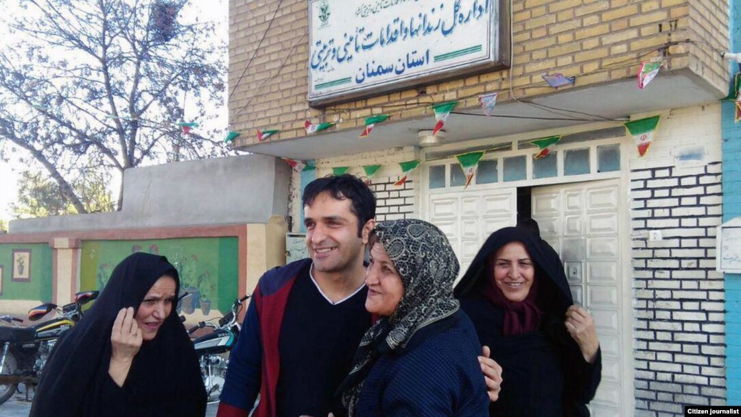 ضیا نبوی پیش از این در پی اعتراضات سال ۸۸ در ایران بازداشت شد و بیش از هشت سال را در زندان گذراند
