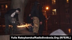 Повалення пам’ятника Григорієві Петровському в Дніпропетровську, 29 січня 2016 року 