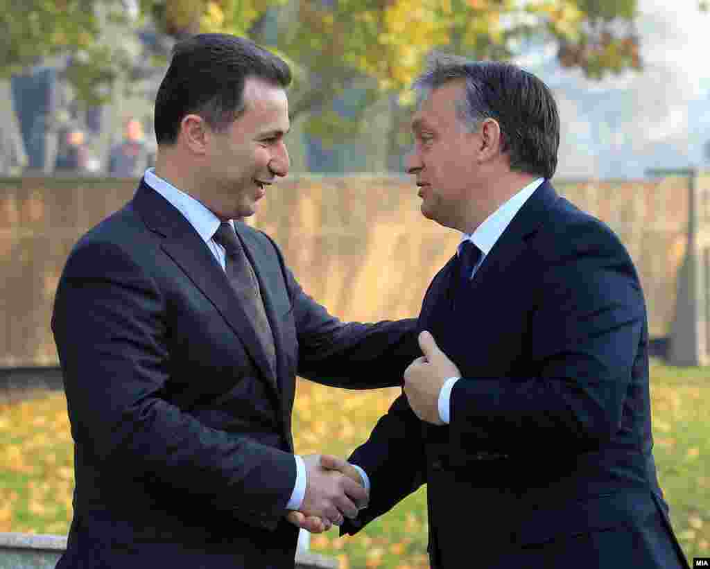 УНГАРИЈА - Организацијата на Џорџ Сорос стои зад прогонот на поранешниот македонски премиер Никола Груевски, изјави унгарскиот премиер Виктор Орбан во интервју за радиото Кошут. Според Орбан, било нормално Будимпешта да му помогне на поранешниот македонски премиер бидејќи тој многу помогнал Унгарија да се одбрани од напливот на мигранти.