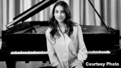 Олга Шепс, пијано.