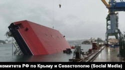 Перевернувшийся плавкран в Севастополе. Крым, 27 октября 2025 года