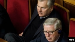 Пет Кокс (п) і Александр Квасневський в українському парламенті, 21 листопада 2013 року