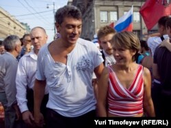 Евгения Чирикова и Борис Немцов. 31 июля 2010 года