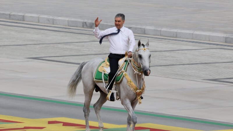 Թուրքմենստանի նախկին նախագահն առաջարկում է մի պողոտա կոչել իր ձիու անունով
