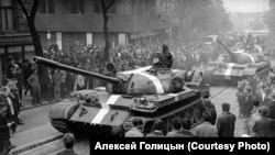Советские танки с белыми "полосами вторжения" на улицах Праги 21 августа 1968 года