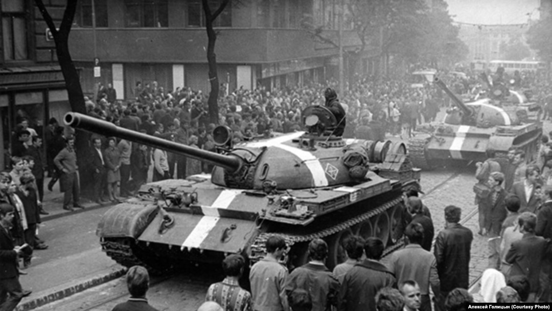 Советские танки с белыми "полосами вторжения" на улицах Праги 21 августа 1968 года
