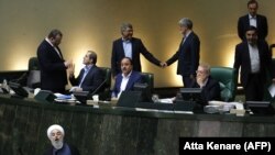 Prezident Ruhoniy 28 avgust kuni birinchi marta parlament tomonidan so‘roq-javob qilindi. 