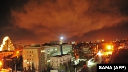 На фото видно вибухи на околиці столиці Сирії після ракетного удару США, Британії і Франції по сирійських військово-хімічних об'єктах. Дамаск, 14 квітня 2018 року