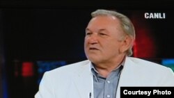 Prof. Nadir Däwlät Haber Türk televideniese tapşıruında 