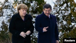 Ангела Меркель и Ахмет Давутоглу беседуют, Анкара, 8 февраля 2016 года 