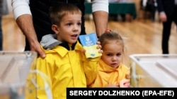 Архивное фото: дети с родителями на одном из избирательных участков в Киеве, в апреле 2019