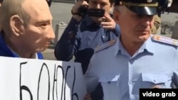 Рословцева задерживает полиция во время одной из его акций