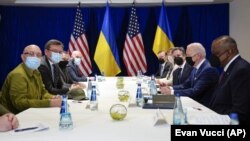 Встреча президента США Джо Байдена с главой МИД Украины Дмитрием Кулебой и украинским министром обороны Алексеем Резниковым, 26 марта 2022 года