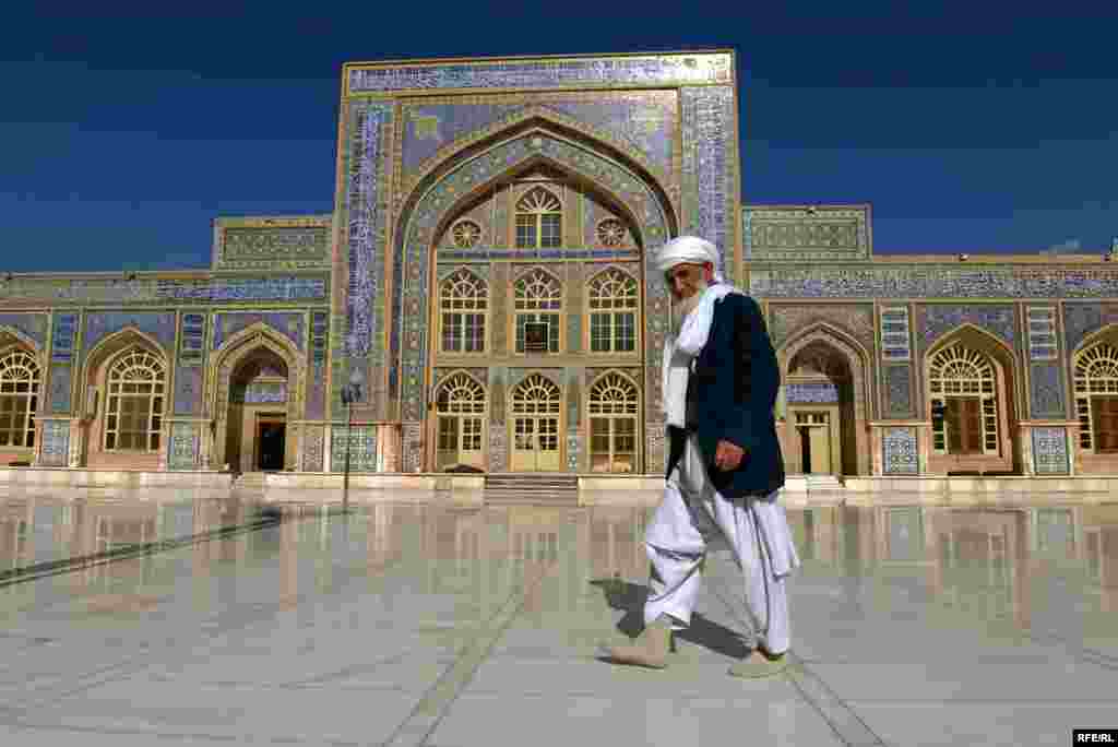 Чоловік прогулюється перед 800-річною Великою мечеттю в Гераті, Афганістан, 10 грудня. (Радіо Свобода/Радіо Вільна Європа)&nbsp;