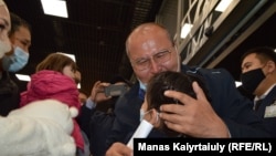 Rakižan Zejnola prvi put grli svoju unuku na aerodromu u Almatiju 9. aprila