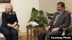 Хиллари Клинтон Египет президенті Мохаммед Мурсимен кездесіп отыр. Каир, 15 шілде 2012 жыл.