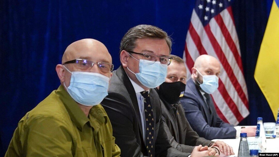 Міністри Олексій Резніков (л) і Дмитро Кулеба на передньому плані (фото архівне)