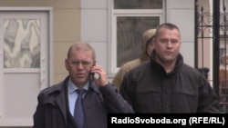 Народний депутат Сергій Пашинський (в центрі) пропонує запровадити кримінальну відповідальність за поширення журналістами «завідомо неправдивих даних»