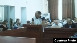 Выступает свидетель по делу Серика Ахметова Руслан Сыздыков (в центре). Караганда, 17 августа 2015 года.