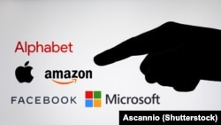 Logot e disa kompanive të mëdha të teknologjisë: Alphabet, Amazon, Apple, Facebook, dhe Microsoft.