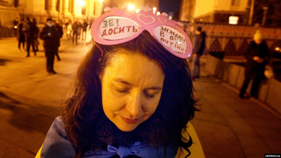 Учасниця акції «Зеленський, отямся! Росія – ворог!» біля будівлі Офісу президента України. Київ, 20 лютого 2020 року