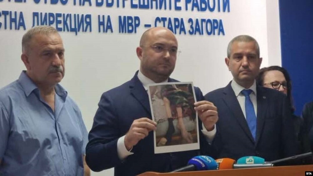 Министърът на правосъдието Георги Георгиев показа снимки на условията в незаконните домове, 7 юни 2025 г.