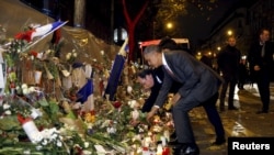Президент США Барак Обама и президент Франции Франсуа Олланд возложили цветы рядом с концертным залом «Батаклан». Париж, 29 ноября 2015 года.