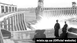 German soldiers stand by the Dnieper Hydroelectric Station, which was blown up by the Soviet military on August 18, 1941.