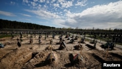 Свежие могилы на кладбище в Буче под Киевом после оккупации российскими войсками