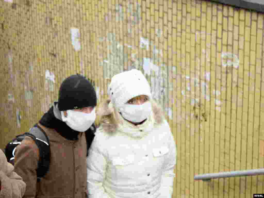 Юнак і дівчина у захисних марлевих пов'язках після оголошення в Україні епідемії «свинячого грипу», Київ, 3 листопада