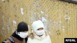 Face masks to ward off the flu have become a common sight in Ukraine and other countries.