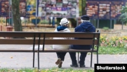 Літнє подружжя у парку. Чернігів, жовтень 2016 року