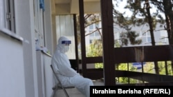 Brenda Klinikës së Sëmundjeve Infektive në Prishtinë ku po trajtohen pacientët me COVID-19. 