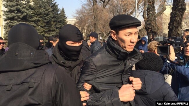 В Алматы полиция задержала десятки людей 