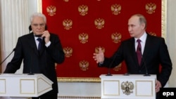 Russian President Vladimir Putin (right) and Italian President Sergio Mattarella address journalists during a joint news conference following their talks in the Kremlin in Moscow on April 11.