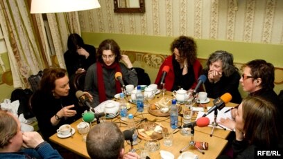 девочки измеряют глубину своих пизд 