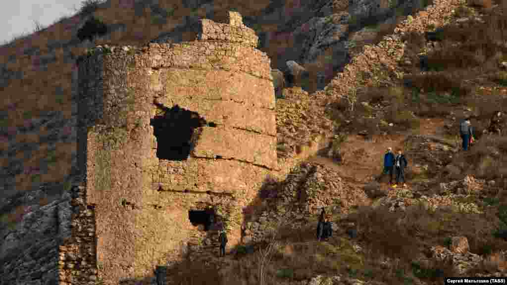 Вид на одну из башен генуэзской крепости Чембало. Крепость&nbsp;была построена&nbsp;как фортификационное сооружение в 1343 году на Крепостной горе (греческое название &ndash; Кастрон)