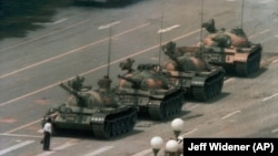 Un bărbat blochează pentru scurt timp o linie de tancuri în Piața Tiananmen, pe 5 iunie 1989, când guvernul chinez a zdrobit o demonstrație condusă de studenți pentru reforma democratică și împotriva corupției, ucigând sute sau poate mii de manifestanți.