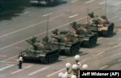 5 iunie 1989- Un chinez se pune în fața tancurilor trimise pentru reprimarea mișcării pro-democrație în Piața Tiananmen