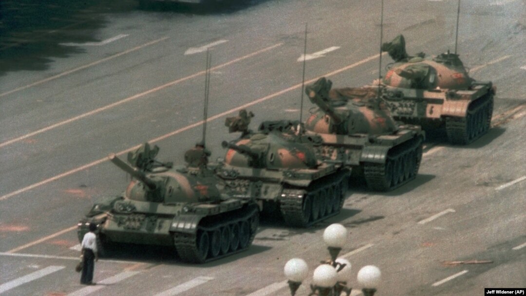 Un bărbat blochează pentru scurt timp o linie de tancuri în Piața Tiananmen, pe 5 iunie 1989, când guvernul chinez a zdrobit o demonstrație condusă de studenți pentru reforma democratică și împotriva corupției, ucigând sute sau poate mii de manifestanți.