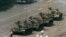 Az ikonikus fénykép, amelyen egy férfi látható, amint elállja a harckocsik útját a pekingi Tienanmen téren 1989. június 5-én, a vérengzés másnapján