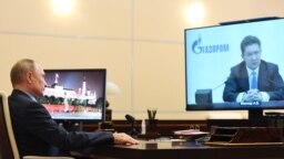 Президентът на Русия Владимир Путин разговаря с главния изпълнителен директор на "Газпром" Алексей Милер.