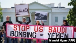 Протесты у Белого дома против военной кампании в Йемене в 2017 году.
