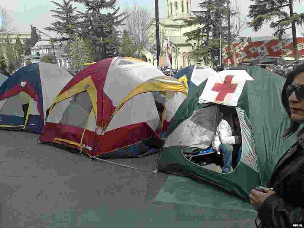 Палаточный городок голодающих у стен парламента Грузии, 19 марта 2008
